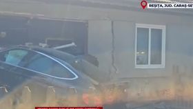 VIDEO Accident grav în Reșița. Un autoturism de lux intră în plin într-o casă, cinci tineri la bord